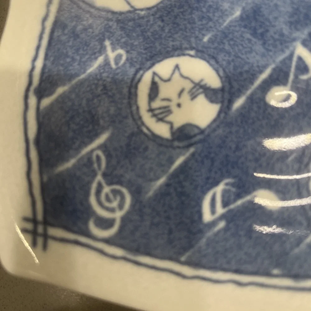 Cat and musical note design plate, Ehime Matsuyama Tobe ware plate